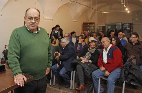 El profesor Fernando Claros antes de su conferencia. :: M. núñez