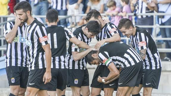 Los jugadores del CD Badajoz celebran un gol durante un partido de esta temporada