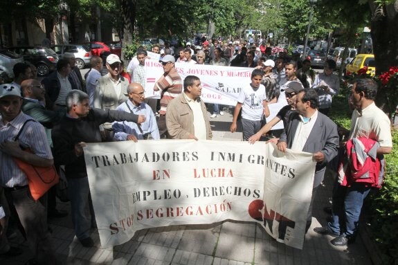 Un grupo de inmigrantes durante una concentración a la puerta de la Subdelegación el Gobierno en 2011. :: hoy