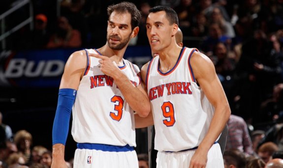 José Calderón, junto a su gran amigo y compañero Pablo Prigioni en su estreno con los New York Knicks en el Madison. :: msg photos