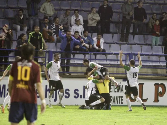 El Mérida celebra con locura el gol del empate de Mansilla en la última jugada del encuentro. :: J. M. ROMERO