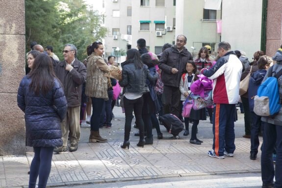 Un grupo de padres y madres esperan a sus hijos a las puertas de un colegio de Cáceres. :: jorge rey