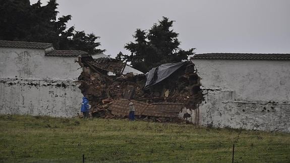 El temporal derrumba 52 nichos del cementerio de Monesterio