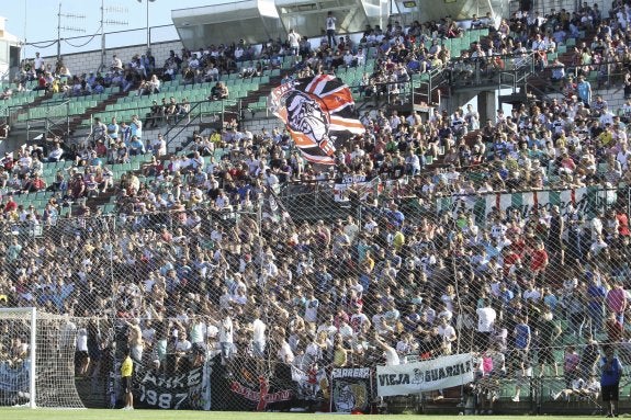 Aficionados del Mérida en el Estadio Romano. :: hoy