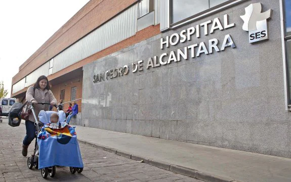 La reestructuración de Pediatría del San Pedro de Alcántara ha obligado a paralizar Genética. :: jorge rey