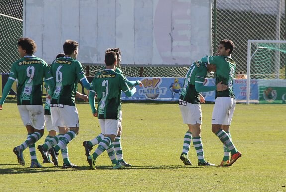 Plata, Elías Molina, Toni Sánchez y Valverde se dirigen a abrazar a Aarón Fernández y Gonzalo tras el gol. :: MARISA NÚÑEZ