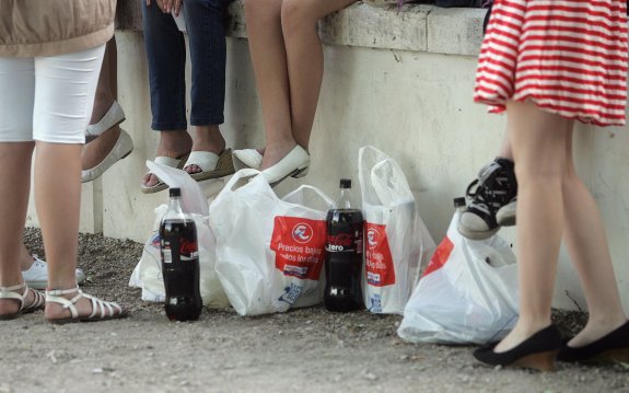 Un grupo de chavalas bebe en la calle, en una imagen de archivo. :: hoy