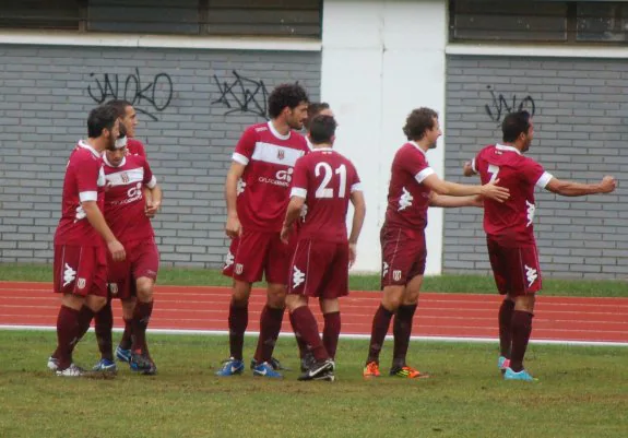 Joaqui Flores y el resto de jugadores del Mérida celebran el 0-1 en Plasencia. :: PALMA