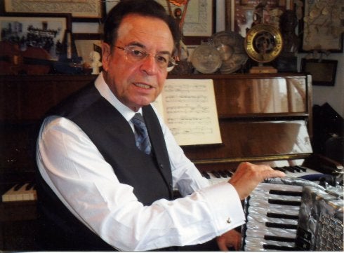 Emilio González Barroso es un apasionado de la música popular. :: HOY