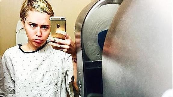 Miley Cyrus, con bata de hospital