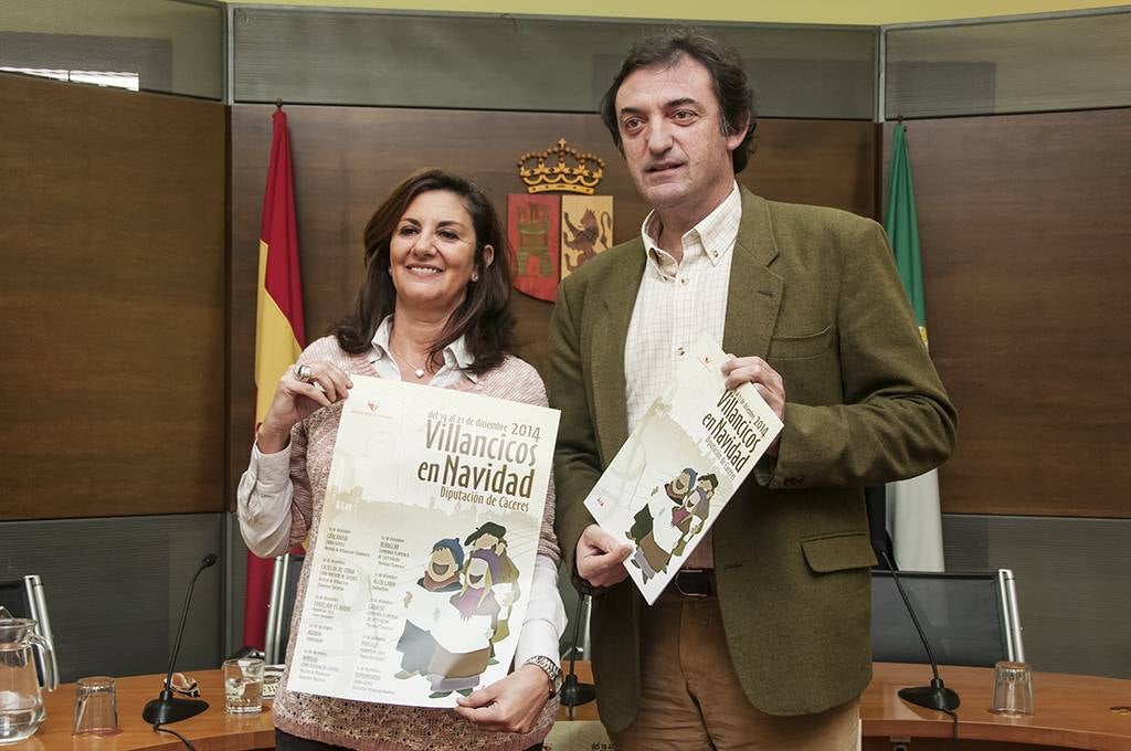 Eduardo Villaverde y Felicidad Rodríguez muestran el cartel del programa. 