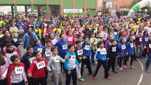 Los pequeños preparados para iniciar la carrera. :: gloria casares