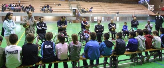 Actividades escolares de la FMD con el Mideba en el Pabellón Nuria Cabanillas. :: mideba