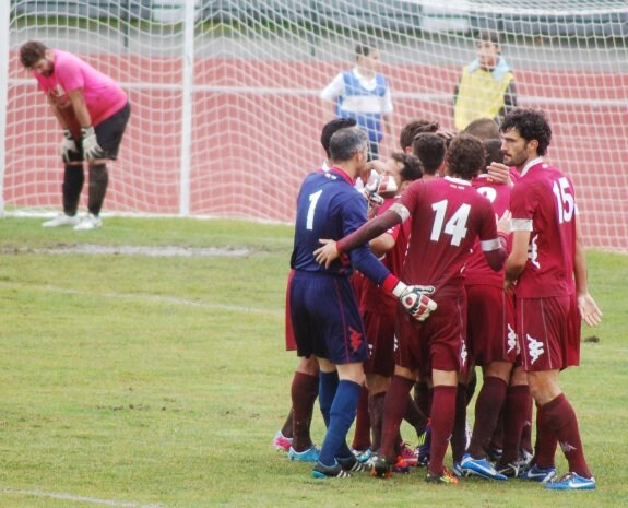 Los emeritenses celebran un gol en Plasencia. :: hoy