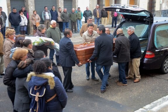 Uno de los momentos previos al entierro. :: casimiro moreno