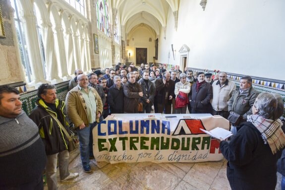  Concentración. A la manifestación en la catedral acudieron representantes de partidos como Ricardo Cabezas y Celestino Vegas por el PSOE; Manuel Sosa por IU; Podemos, Equo, Ganemos y el PC. También estuvieron los sindicatos CC OO, CNT y CGT, así como la Plataforma Afectados por la Hipoteca, Coordinadora Estudiantil de Badajoz, Banca Ética, Plataforma 0,7, Redes Cristianas y Federación Conciencia Gitana. 