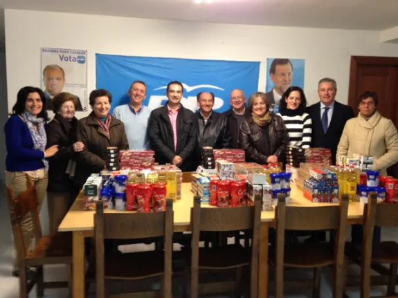 Momento de la entrega de alimentos. :: f. f.