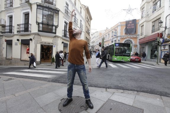 J. C. Corrales delante del Gran Teatro, en donde el día 3 estrenan oficialmente 'Mi gran noche'. :: l. c.