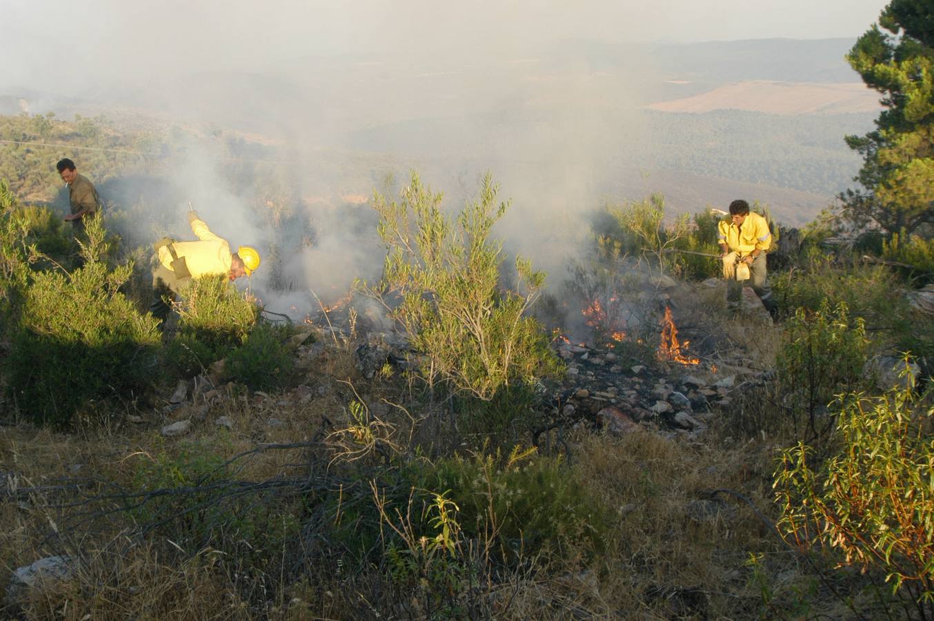 Imagen de archivo de un incendio en el Puerto de la Serrana, junto al Parque Natural de Monfragüe. 