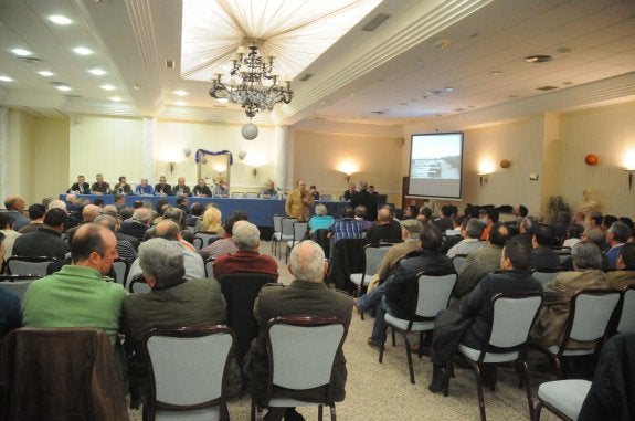 Antonio Luque (al fondo a la derecha, de pie), ayer en Mérida junto a cooperativistas de Acorex. :: brígido