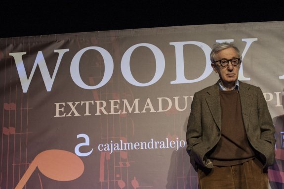 Woody Allen en la sala azul del palacio de Congresos, el pasado martes antes de actuar. :: Pakopí