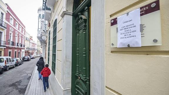 Un cartel anuncia el cierre del Museo de Bellas Artes de Badajoz. 