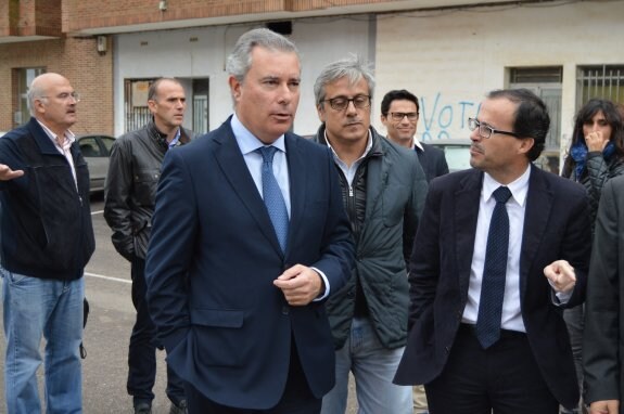 Lozano charlando con el alcalde en el acto de los pisos rojos. :: f. h.