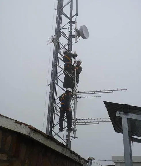 Operarios de la empresa extremeña Electrónica Centeno trabaja en una antena en la localidad cacereña de Cabañas del Castillo.