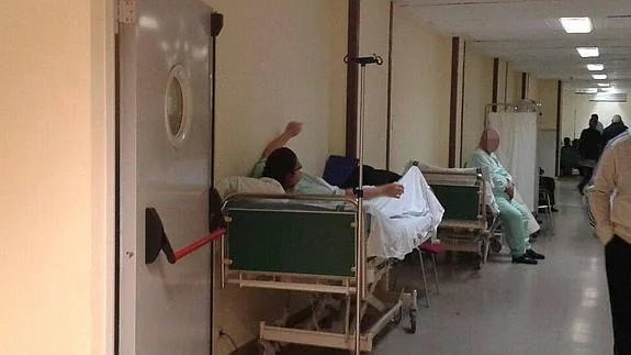 Los pacientes, en un pasillo del Infanta Cristina.
