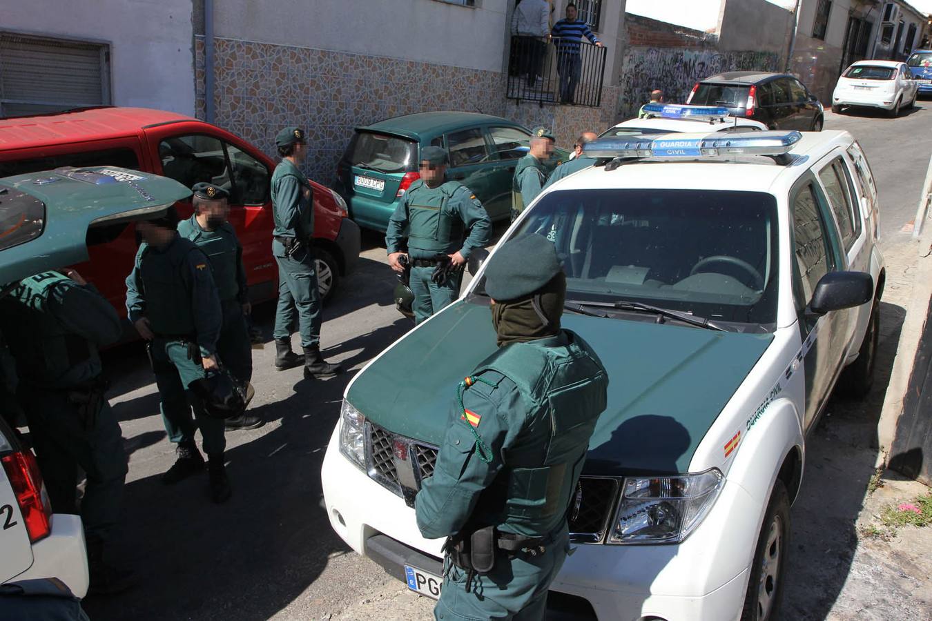 Guardias civiles durante los registros en el barrio de San Lázaro