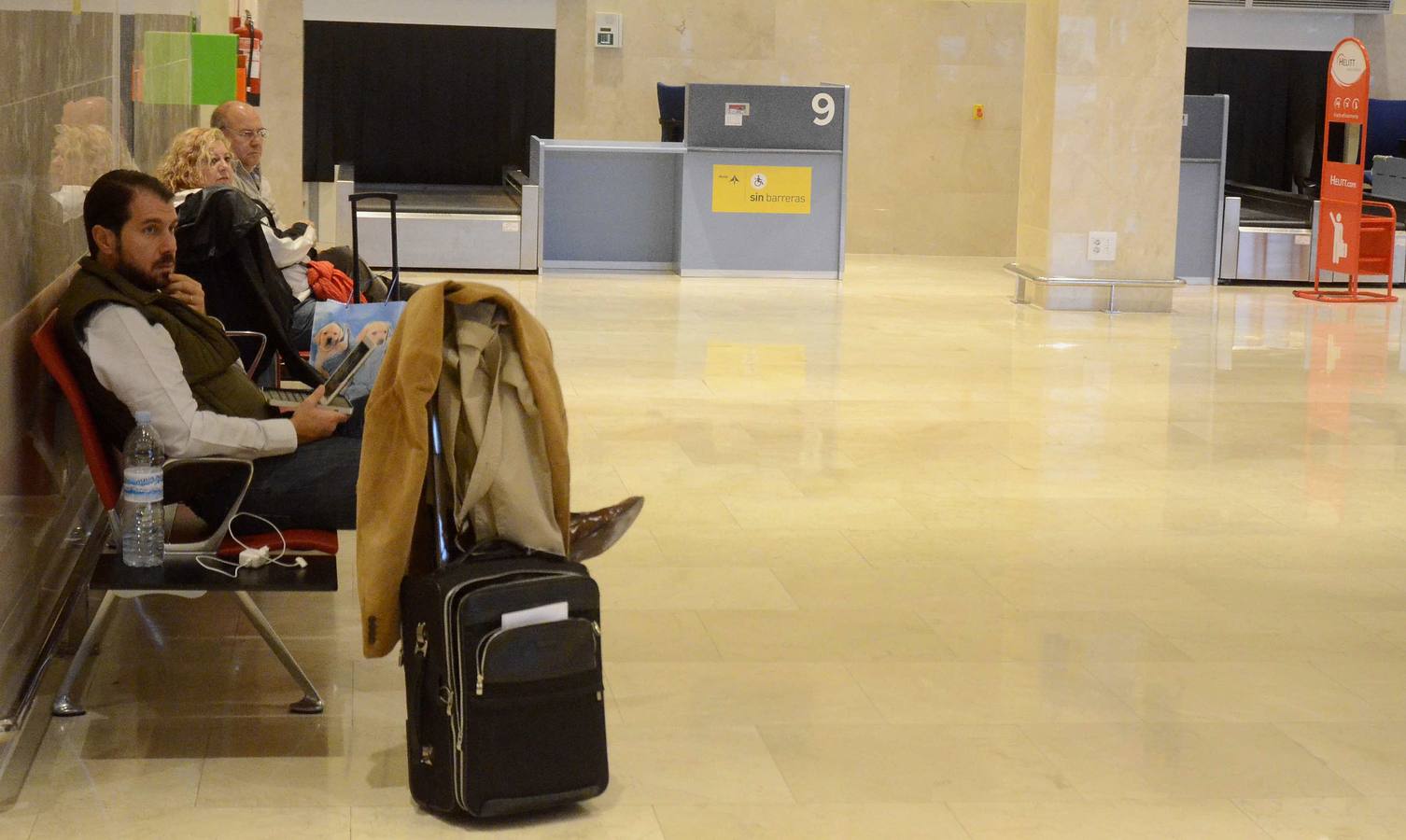 Pasajeros en el aeropuerto de Badajoz:: HOY