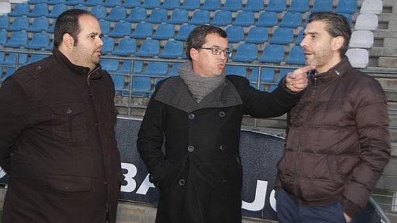 Pastelero, en el Nuevo Vivero acompañado por el director deportivo Manuel Aguilar y el presidente del Badajoz Pablo Blázquez