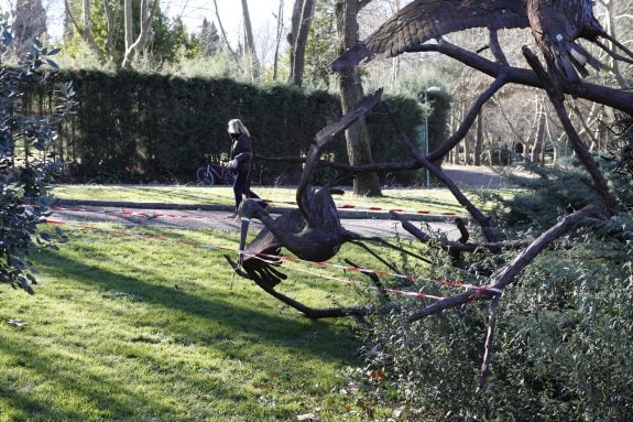 La escultura 'Árbol y cigüeñas', de Francisco Martínez y Juan Pacheco, se vino al suelo. :: armando