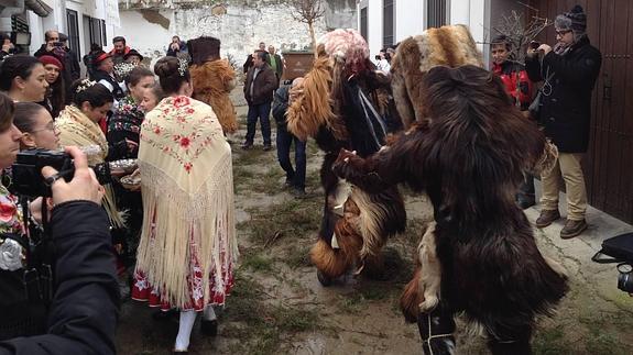 Las Carantoñas, este martes en las calles de Acehúche.