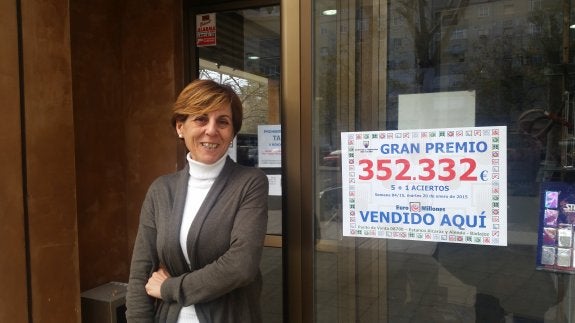 Esperanza Outerelo, en el estanco donde vendió el premio. :: c. m.