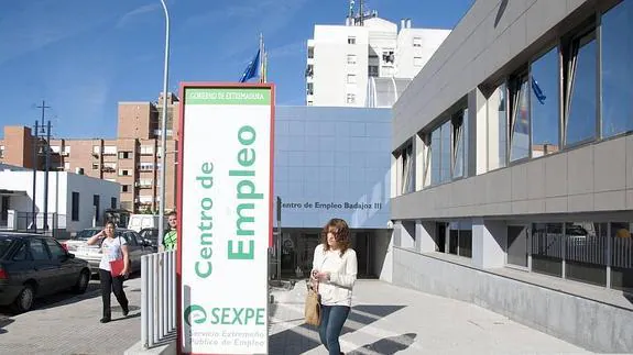 El paro baja en 12.300 personas en 2014 en Extremadura