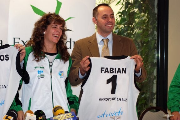 Quesada, cuando era director general de Deportes de la Junta en un acto con el Arroyo de voleibol. :: hoy