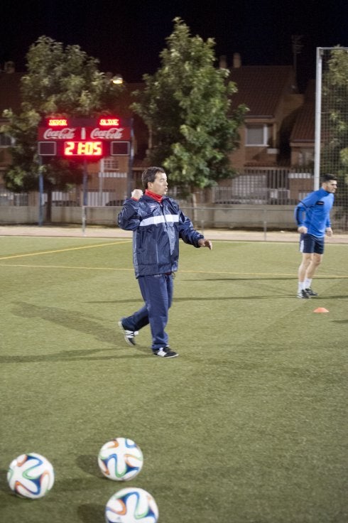 José Diego Pastelero dirige un entrenamiento del Badajoz. :: pakopí