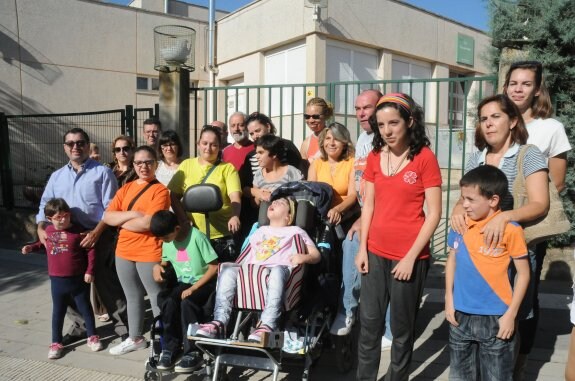 Padres y usuarios de la Casa de la Madre, en una protesta ante el centro en septiembre de 2014. :: hoy