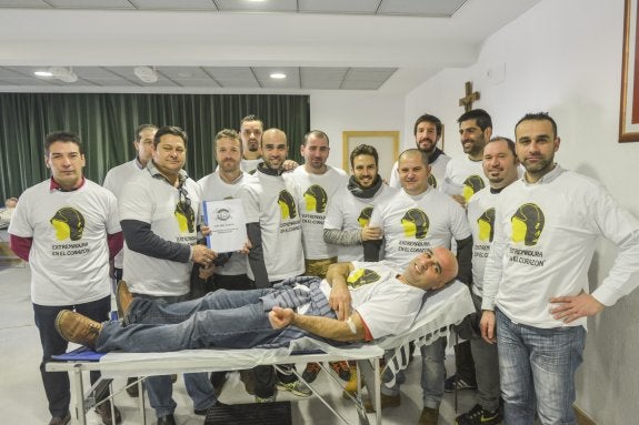 Los bomberos se enfundaron una camiseta con el lema 'Extremadura en el corazón'. :: j. v. arnelas