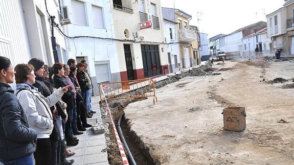 Vecinos que están en contra de la actuación observan los trabajos en la plaza de Riolobos