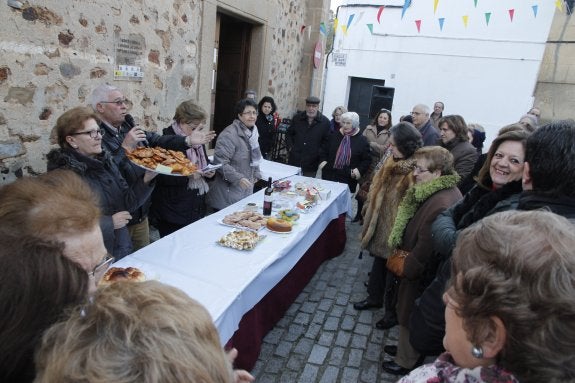 Mesa de ofrendas realizada ayer en la ermita de la Virgen de las Candelas, en la parte antigua. :: a. m. 