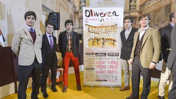 Aguado, Carballo, Terrón, Martín y 'El Juli' posan junto al cartel taurino de la Feria de Olivenza