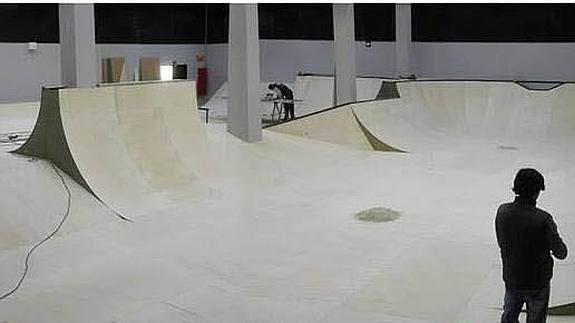  En la primera planta, en una de las antiguas salas de cine, ya se ha habilitado la pista para patinar