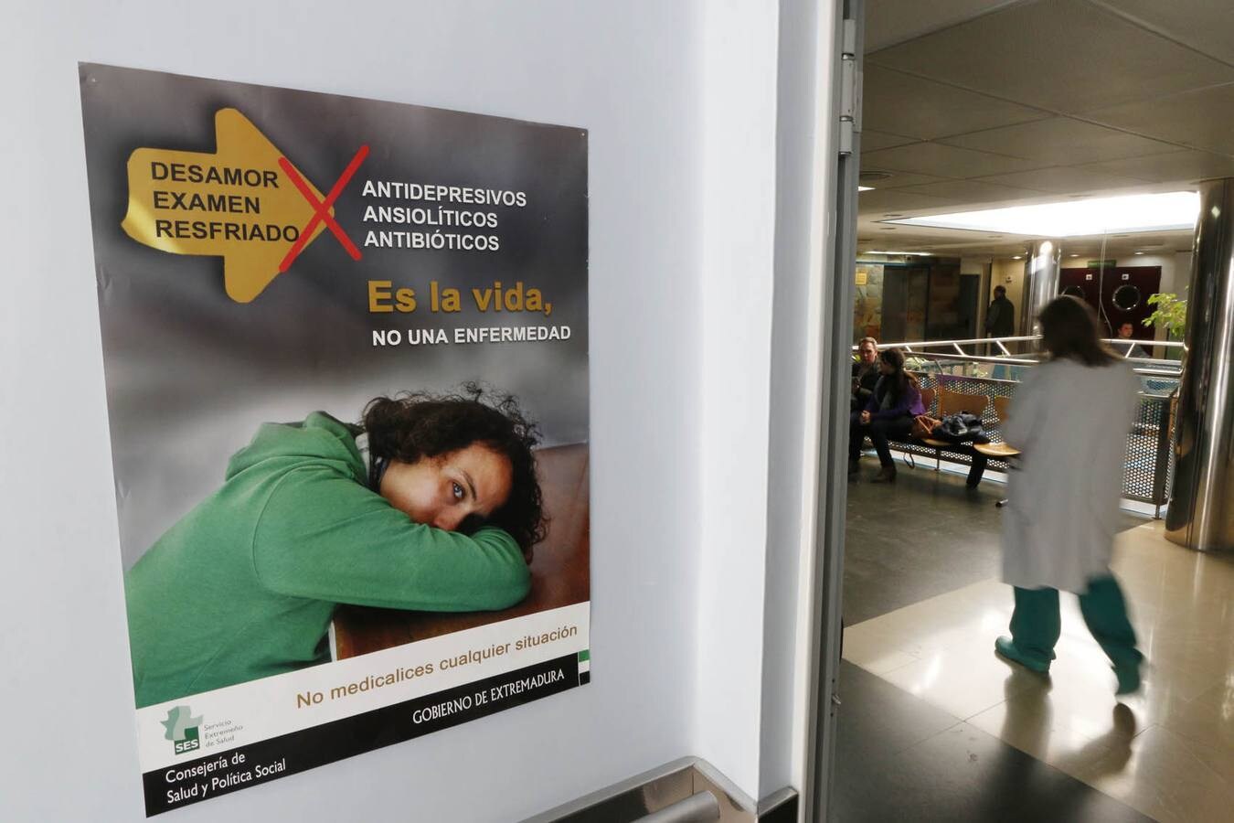 Uno de los carteles que lucen en los hospitales extremeños contra la medicalización de la vida:: A. SOLÉ