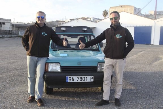 Paco Tarifa y Manuel de las Heras junto al Seat Panda con el que viajarán por Marruecos. :: j. m. romero