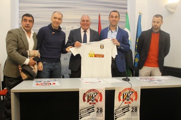 Quique Ramos, Pantic, el alcalde Acedo, Juanma Prieto y Redondo, con la camiseta conmemorativa. 