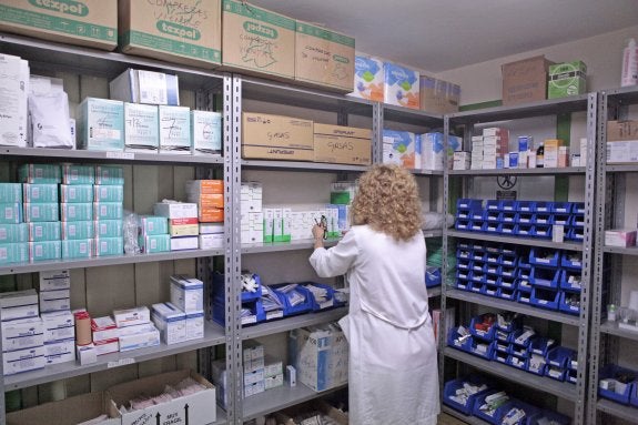 Una sanitaria en un Punto de Atención Continuada (PAC). :: HOY