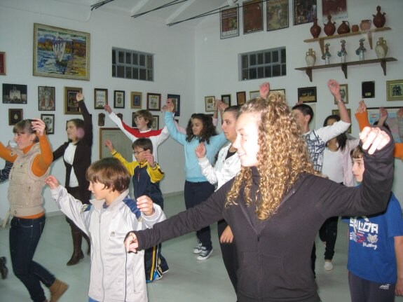 Un grupo baila en la sede de la asociación Tierra de Barros. :: g. c.