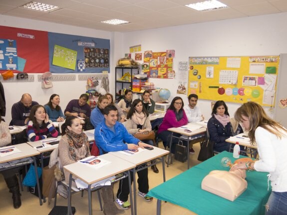 Los docentes aprendieron técnicas de reanimación durante la jornada formativa. :: pakopí